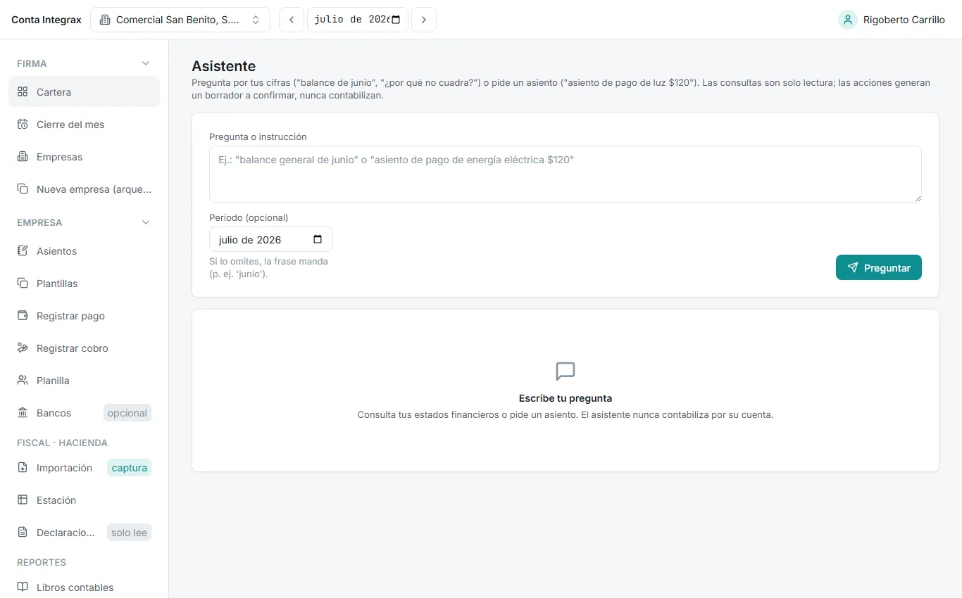 Pantalla Asistente recién abierta: el cuadro de pregunta o instrucción, el período opcional, el botón Preguntar y el estado inicial Escribe tu pregunta