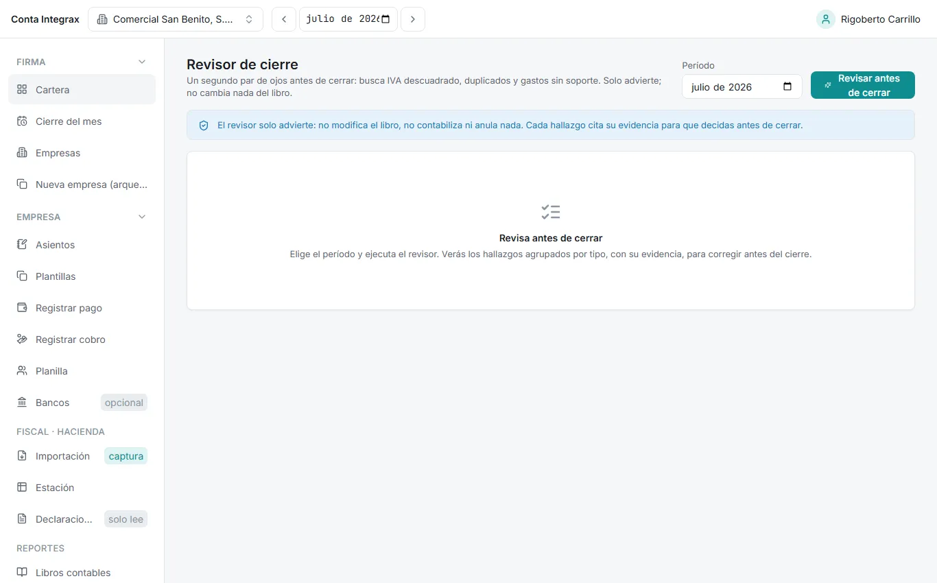Revisor de cierre recién abierto: el período, el botón Revisar antes de cerrar, el aviso de que solo advierte y el estado inicial Revisa antes de cerrar
