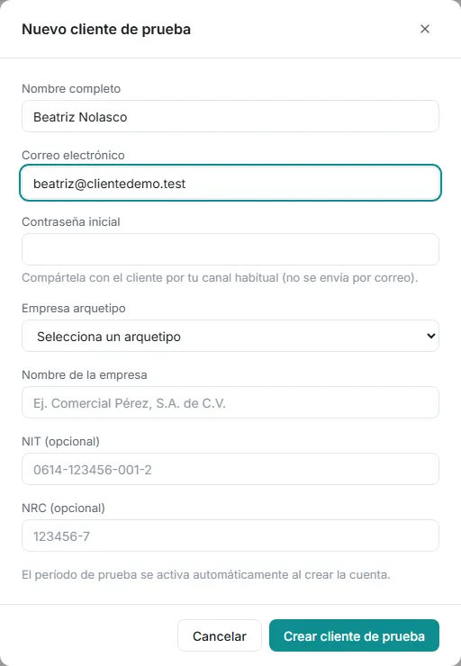 Ventana de nuevo cliente de prueba con el nombre y el correo capturados, y los campos de arquetipo y nombre de empresa aún por elegir